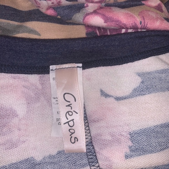 ***Crepas V-Neck Floral Top  - Size 1XL - Picture 4 of 5